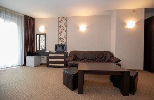 Borovets Hotel | Discover Hotel Iceberg: Family-Friendly with Pool & Spa