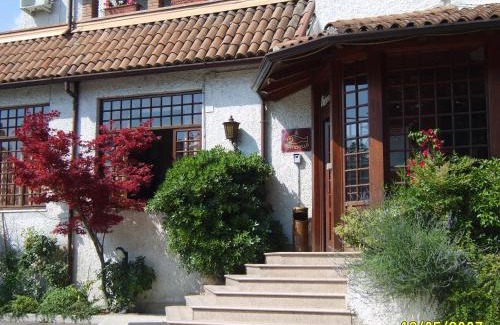 Lonato del Garda Hotel | Discover Hotel Il Rustichello: Pet-Friendly Retreat