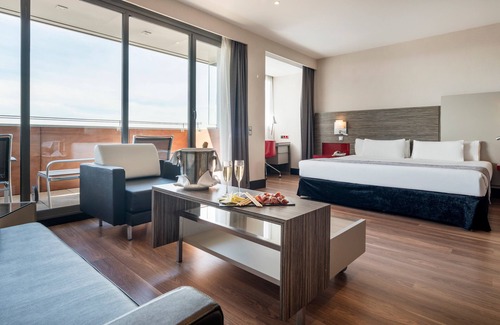 Poblenou Hotel | Discover Hotel ILUNION Barcelona: Pool, Spa & Ocean Views