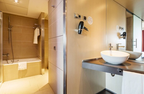 Poblenou Hotel | Discover Hotel ILUNION Barcelona: Pool, Spa & Ocean Views