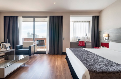 Poblenou Hotel | Discover Hotel ILUNION Barcelona: Pool, Spa & Ocean Views