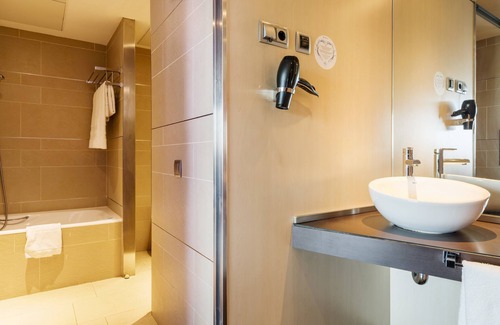Poblenou Hotel | Discover Hotel ILUNION Barcelona: Pool, Spa & Ocean Views