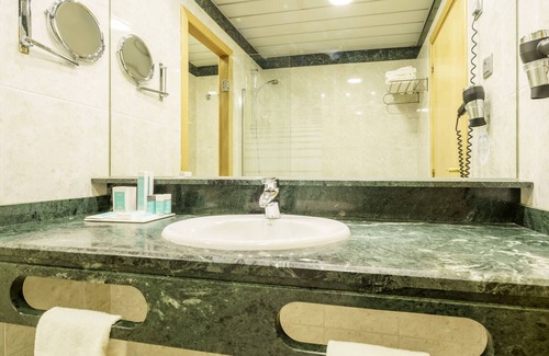 Indautxu Hotel | Discover Hotel ILUNION Bilbao: Spa & Family-Friendly Stay