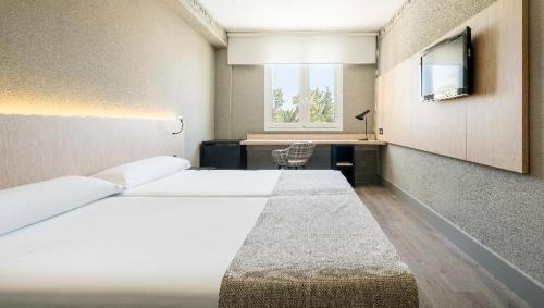 Merida Hotel | Explore Hotel Ilunion Las Lomas: Pet-Friendly Oceanfront Stay