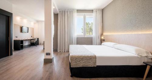 Merida Hotel | Explore Hotel Ilunion Las Lomas: Pet-Friendly Oceanfront Stay