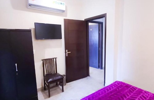 Chittaranjan Hotel | Accessible Family Hotel in CR Park with Breakfast Options