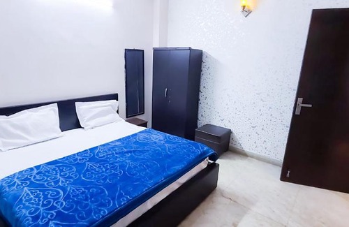 Chittaranjan Hotel | Accessible Family Hotel in CR Park with Breakfast Options