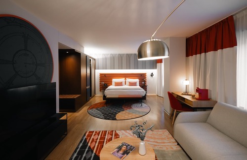 La Font de la Guatlla Hotel | Discover Hotel Indigo Barcelona Plaza Espana: 4-Star Comfort