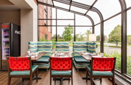 Vernon Hills Hotel | Pet-Friendly Getaway at Hotel Indigo Chicago - Vernon Hills