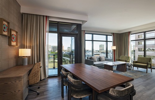 Las Colinas Hotel | Discover Hotel Indigo Irving Las Colinas with Pool & More