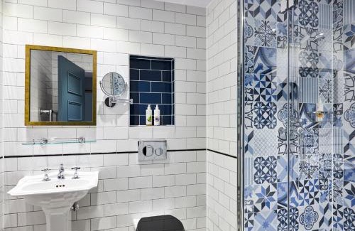 City Centre Hotel | Stylish Hotel Indigo Stratford: Top-Rated Amenities Await