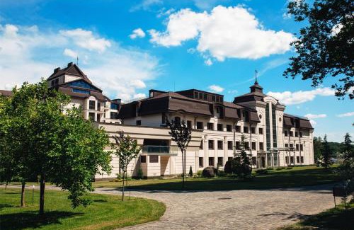Nyzhnje Solotvyno Hotel | Discover Hotel Irys: Family-Friendly with Pool & Hot Tub