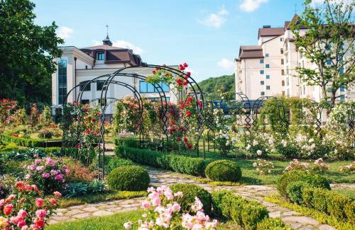 Nyzhnje Solotvyno Hotel | Discover Hotel Irys: Family-Friendly with Pool & Hot Tub