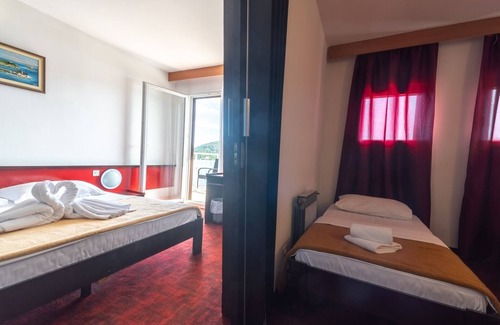 Cove Rogacic House | Hotel Issa - Quadruple Room Sea View 1