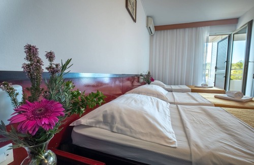 Cove Rogacic House | Hotel Issa - Triple Room Sea View 13