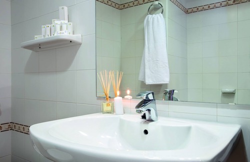 Diputacion de Rincon de San Gines Hotel | Relax at Hotel Izán Cavanna with Ocean Views & Spa Access