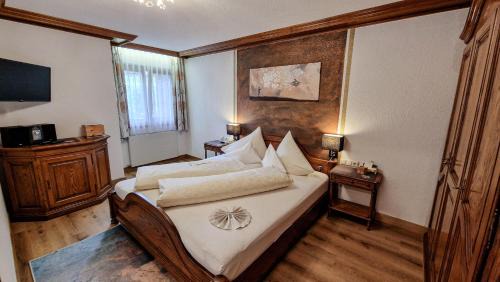 Lech am Arlberg Hotel | Stay at Hotel Jagdhaus Monzabon: 4-Star Retreat with Spa