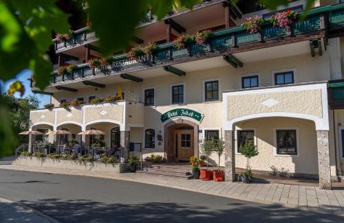 Fuschl am See Hotel | Relax at Hotel Jakob: Beachfront Bliss with Spa & More