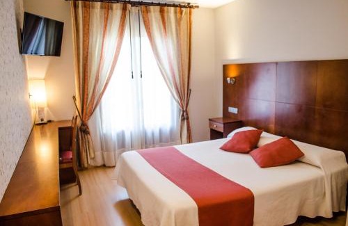 Jaca Hotel | Welcoming Hotel Jaqués: Family-Friendly Dining Awaits