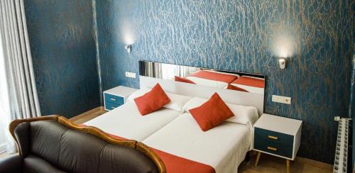Jaca Hotel | Welcoming Hotel Jaqués: Family-Friendly Dining Awaits