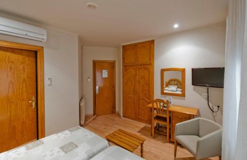 Mollerussa Hotel | Discover Hotel Jardí Apartaments: Poolside Comfort Awaits
