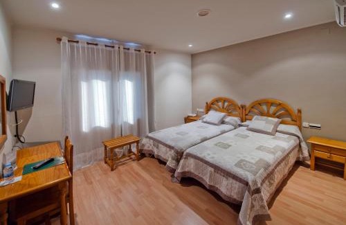 Mollerussa Hotel | Discover Hotel Jardí Apartaments: Poolside Comfort Awaits