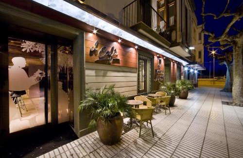 Mollerussa Hotel | Discover Hotel Jardí Apartaments: Poolside Comfort Awaits