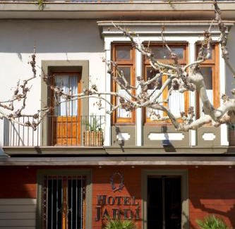 Mollerussa Hotel | Discover Hotel Jardí Apartaments: Poolside Comfort Awaits