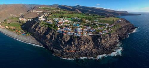 Laguna de Santiago Hotel | Relax at Hotel Jardín Tecina: Oceanfront Bliss Awaits