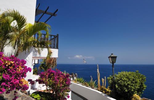 Laguna de Santiago Hotel | Relax at Hotel Jardín Tecina: Oceanfront Bliss Awaits