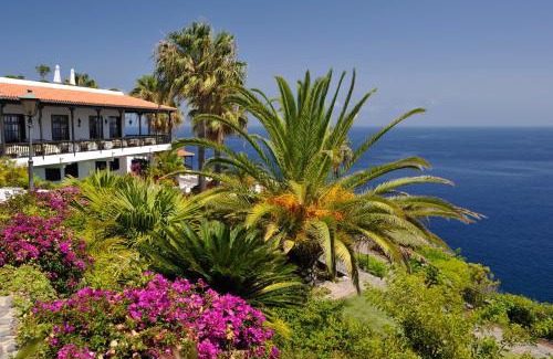 Laguna de Santiago Hotel | Relax at Hotel Jardín Tecina: Oceanfront Bliss Awaits