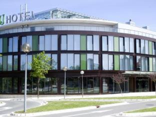 Mendizorrotza Apartment | Discover Sercotel Jardines de Uleta Suites: Pet-Friendly Retreat