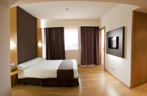 Labastida Hotel | Discover Hotel Jatorrena - Family-Friendly with Dining Options