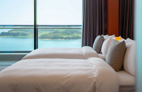 Dolsan-eup Hotel | Discover Hotel JCS Yeosu: Family-Friendly with Pool & Dining