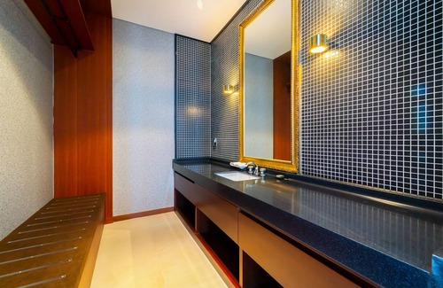 Dolsan-eup Hotel | Discover Hotel JCS Yeosu: Family-Friendly with Pool & Dining