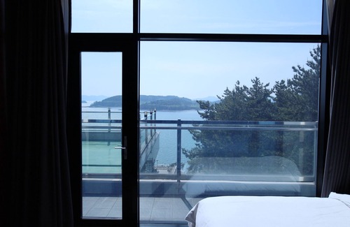 Dolsan-eup Hotel | Discover Hotel JCS Yeosu: Family-Friendly with Pool & Dining