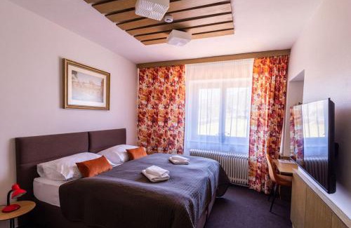 Celadna Hotel | Retro Hotel JISKRA: Oceanfront Getaway for Families & Pets