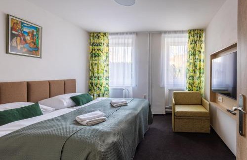Celadna Hotel | Retro Hotel JISKRA: Oceanfront Getaway for Families & Pets