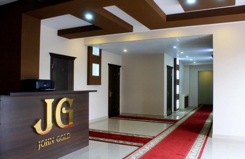 Anna Hotel | Discover Hotel John Gold: Pet-Friendly Oasis with Hot Tub