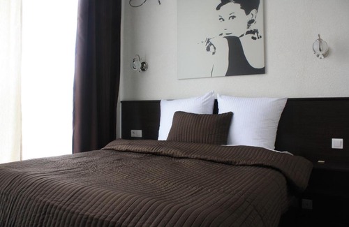 Anna Hotel | Discover Hotel John Gold: Pet-Friendly Oasis with Hot Tub