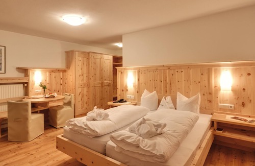 Naz Sciaves Hotel | Elegant Hotel Jonathan: 4-Star Retreat with Pool & Spa