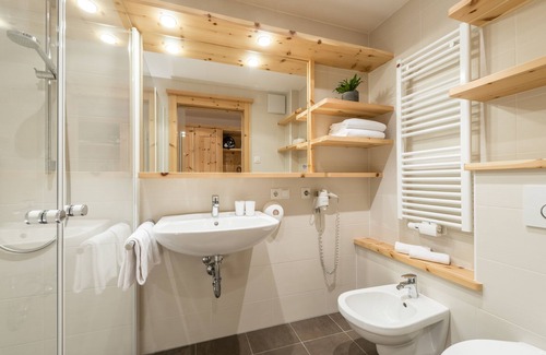 Naz Sciaves Hotel | Elegant Hotel Jonathan: 4-Star Retreat with Pool & Spa
