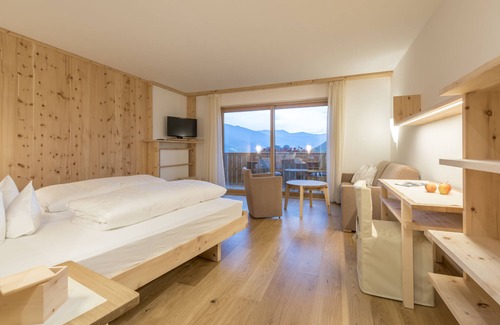 Naz Sciaves Hotel | Elegant Hotel Jonathan: 4-Star Retreat with Pool & Spa