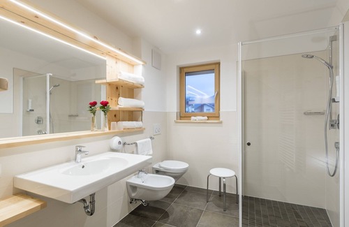 Naz Sciaves Hotel | Elegant Hotel Jonathan: 4-Star Retreat with Pool & Spa