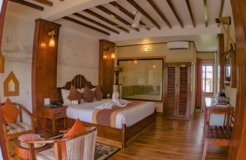Sauraha Hotel | Inviting Hotel Jungle Crown: 4-Star Stay with Pool & Spa