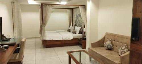 Khambhaliya Hotel | Guest Rated: Hotel Kalyan's - Mansingh Inn with Fireplace