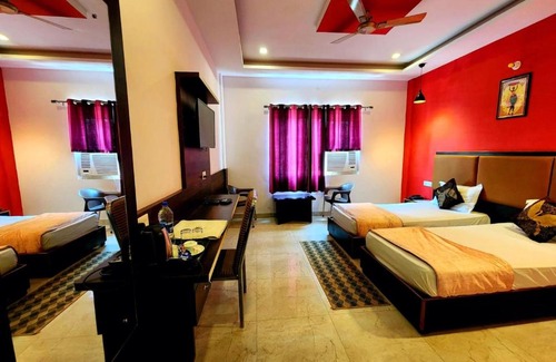 Khatima House | Comfortable Stay at Hotel Kanha Ji, Khatima with Breakfast