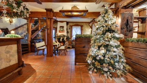 Wolbrom Hotel | Discover Karczma Klimtówka: Pet-Friendly & Family Amenities