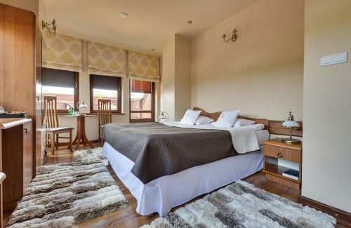 Wolbrom Hotel | Discover Karczma Klimtówka: Pet-Friendly & Family Amenities