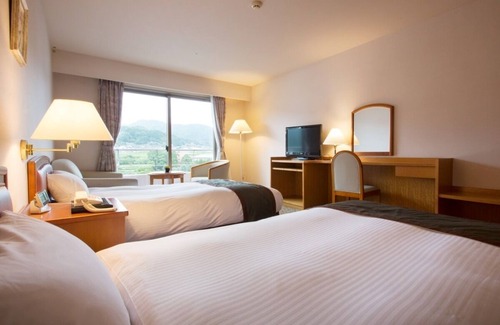 Ureshino House | Discover Hotel Kasuien: Family-Friendly with Hot Tub